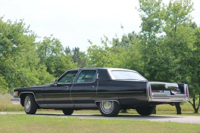 Cadillac Fleetwood 1976 image number 27