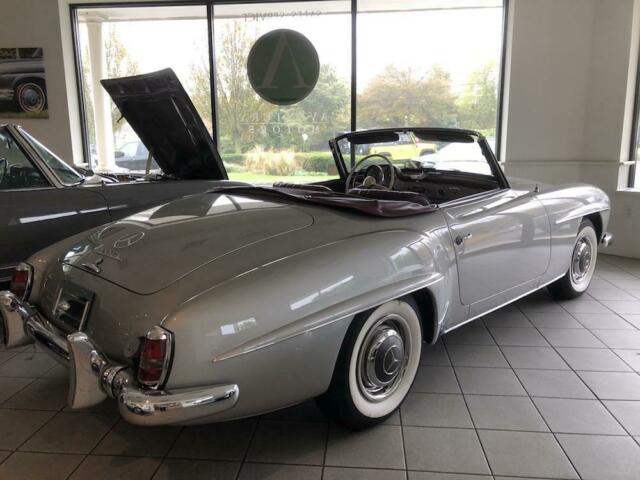 Mercedes-Benz SL-Class 1961 image number 26