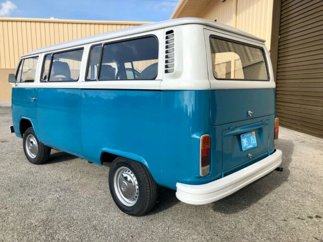 Volkswagen Bus/Vanagon 1974 image number 1