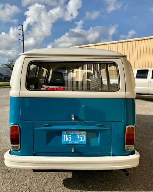 Volkswagen Bus/Vanagon 1974 image number 2