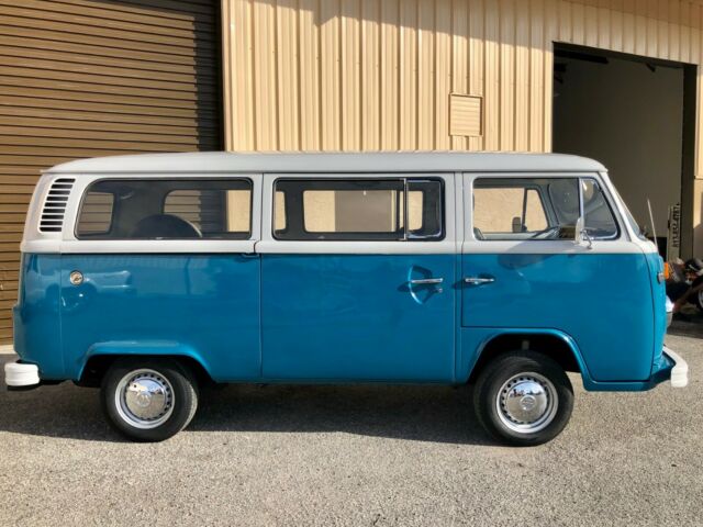 Volkswagen Bus/Vanagon 1974 image number 28