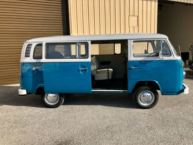 Volkswagen Bus/Vanagon 1974 image number 30