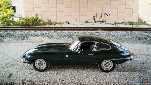 Jaguar E-Type 1970 image number 24