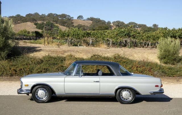 Mercedes-Benz 200-Series 1970 image number 1