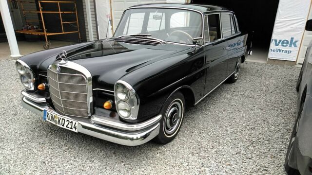 Mercedes-Benz 200-Series 1964 image number 2