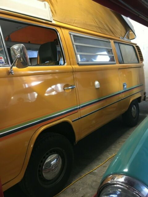 Volkswagen Bus/Vanagon 1974 image number 1