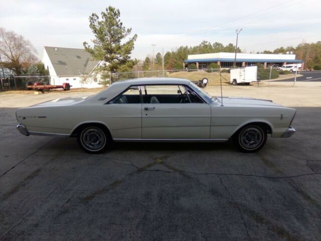 Ford Galaxie 1966 image number 4