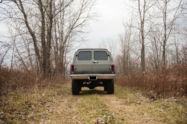 Chevrolet Suburban 1972 image number 38