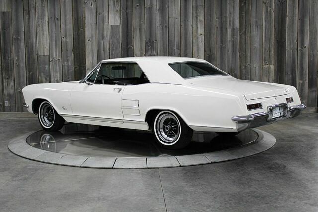 Buick Riviera 1963 image number 1