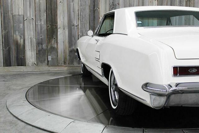 Buick Riviera 1963 image number 10