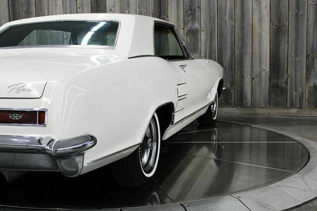 Buick Riviera 1963 image number 11