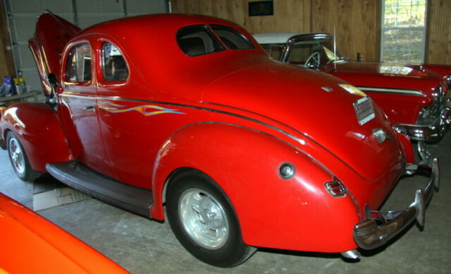 Ford Deluxe 1940 image number 2