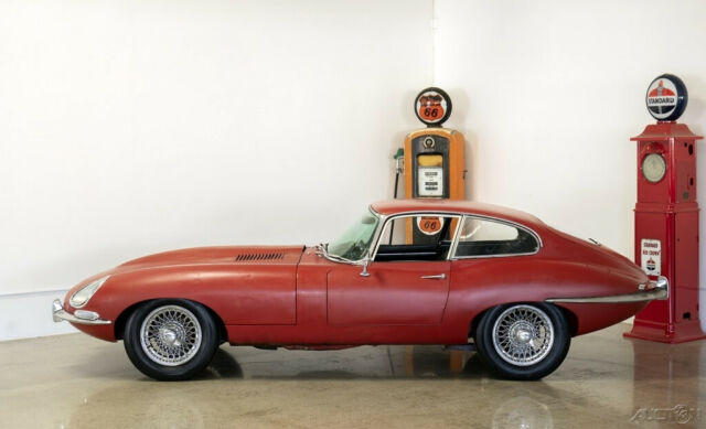 Jaguar E-Type 1966 image number 1