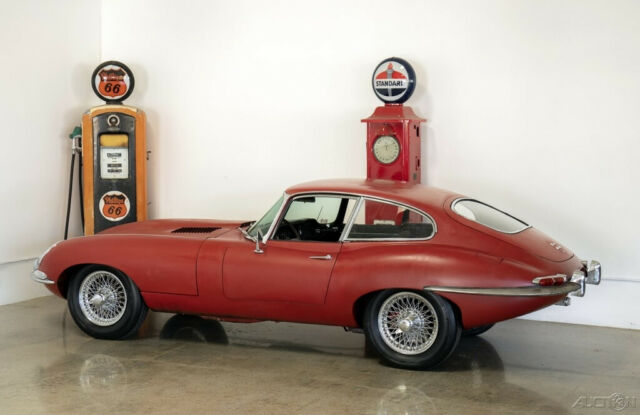 Jaguar E-Type 1966 image number 2