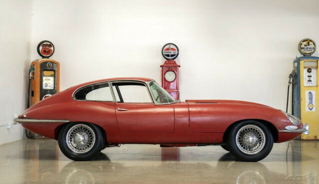 Jaguar E-Type 1966 image number 28