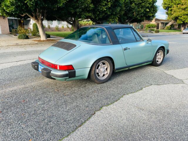 Porsche 911 1975 image number 29