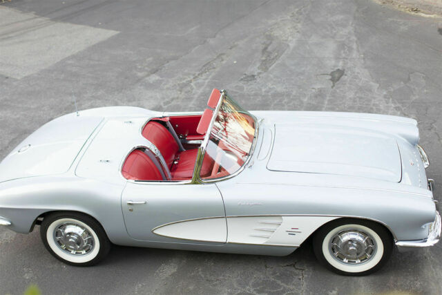 Chevrolet Corvette 1961 image number 32