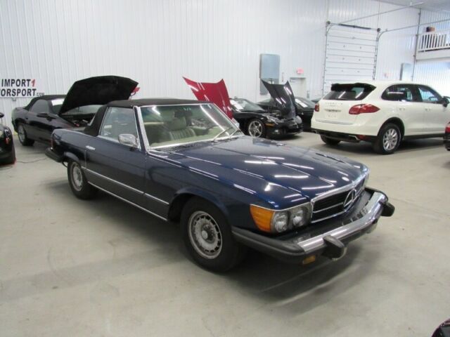 Mercedes-Benz SL-Class 1975 image number 17