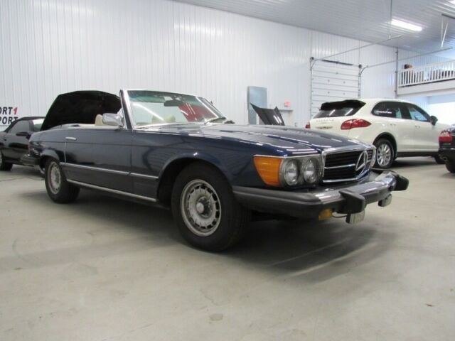 Mercedes-Benz SL-Class 1975 image number 29