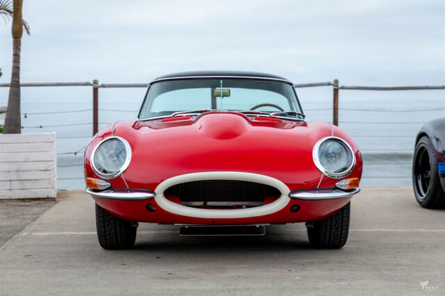 Jaguar E-Type 1963 image number 25