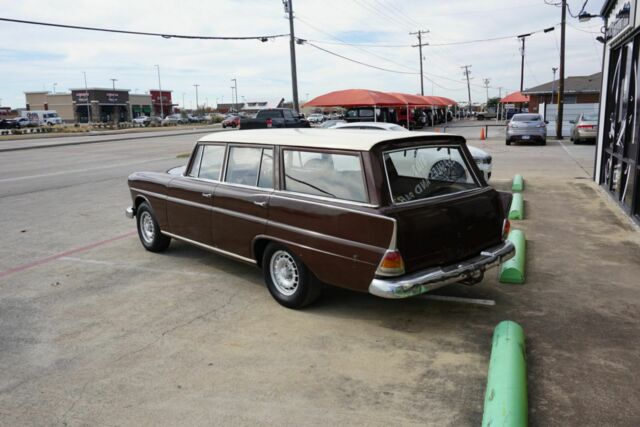 Mercedes-Benz 200-Series 1967 image number 3