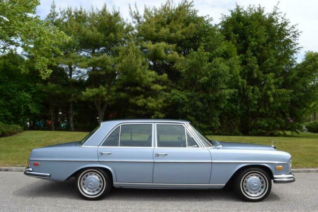 Mercedes-Benz 200-Series 1972 image number 2