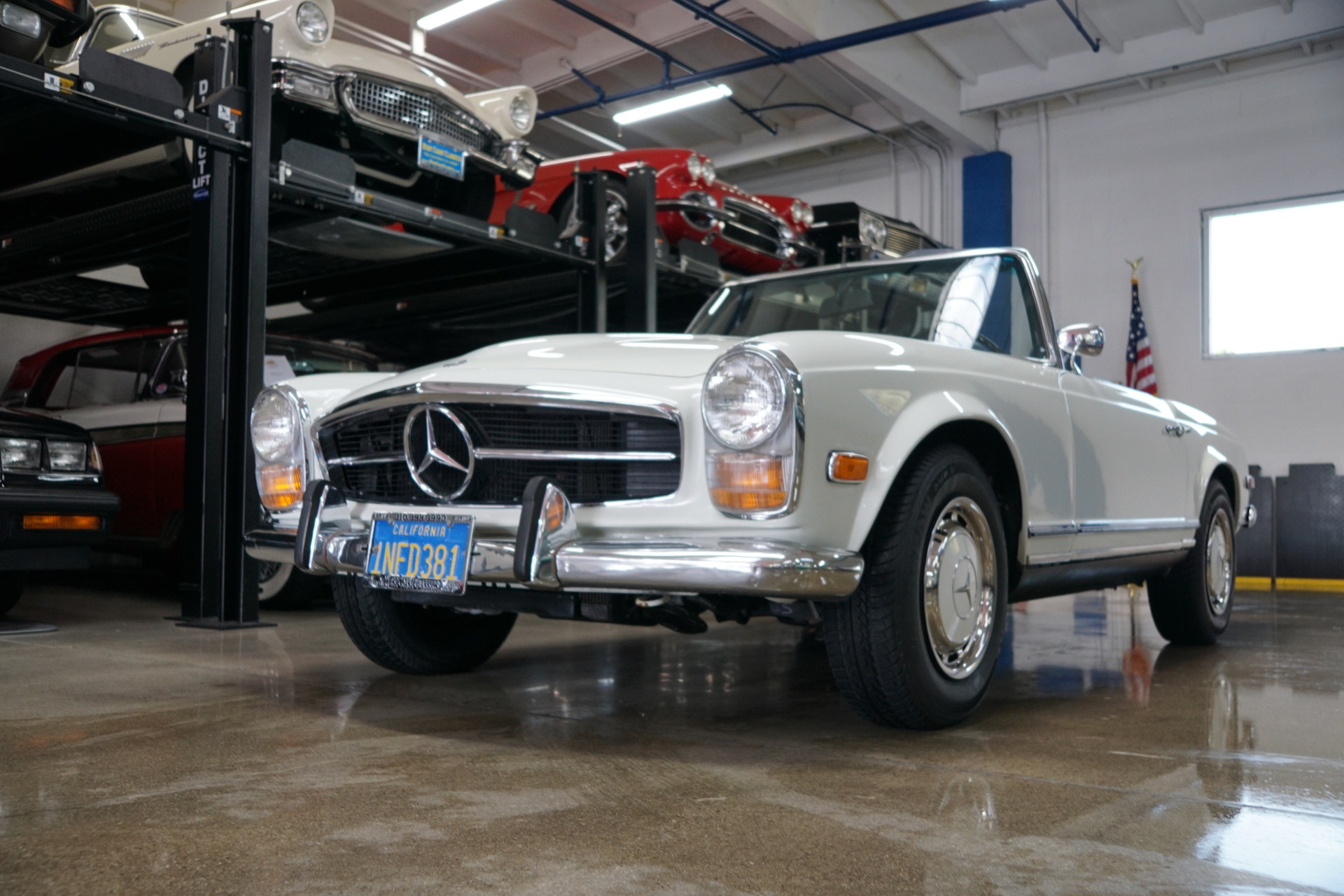 Mercedes-Benz 280SL Roadster 1969 image number 2