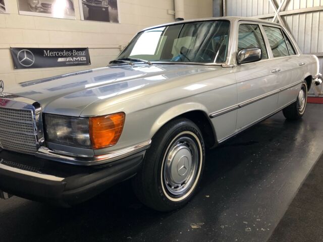 Mercedes-Benz 400-Series 1977 image number 26