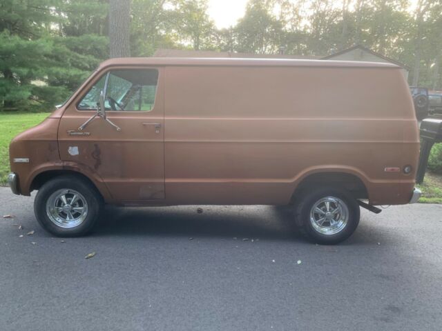 Dodge B200 Van 1977 image number 0