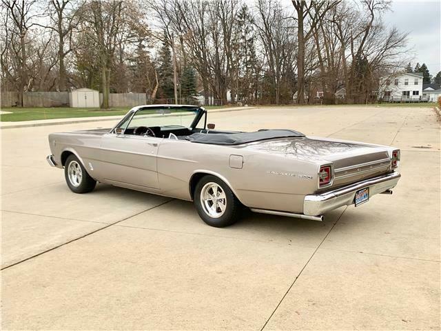 Ford Galaxie 1966 image number 35