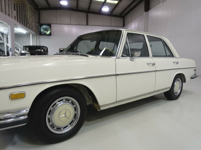 Mercedes-Benz 200-Series 1971 image number 32