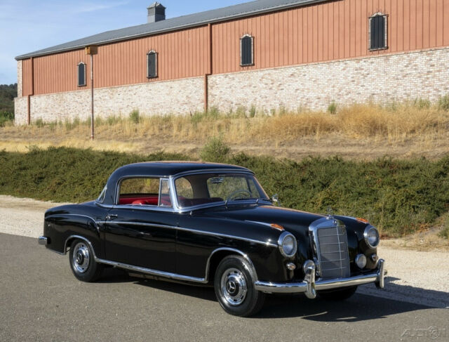 Mercedes-Benz 200-Series 1960 image number 30