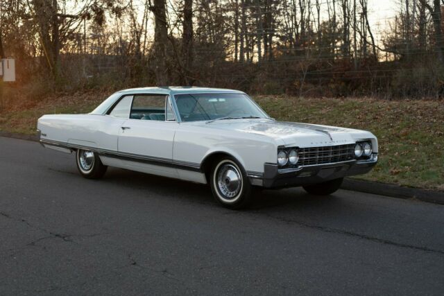 Oldsmobile Ninety-Eight 1965 image number 0