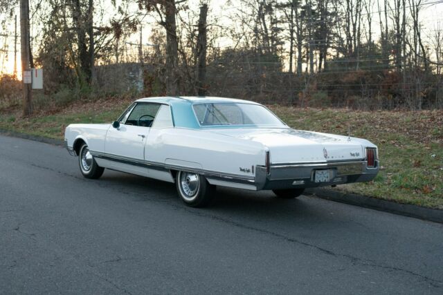 Oldsmobile Ninety-Eight 1965 image number 26