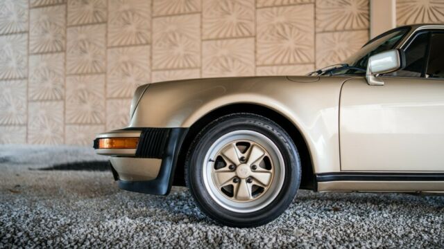 Porsche 911 1976 image number 15