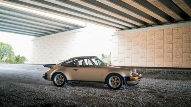 Porsche 911 1976 image number 24