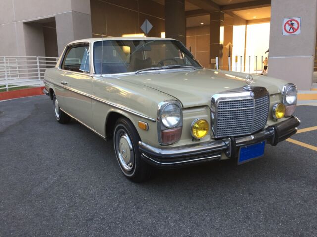 Mercedes-Benz 200-Series 1972 image number 1