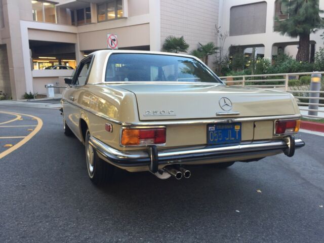 Mercedes-Benz 200-Series 1972 image number 14