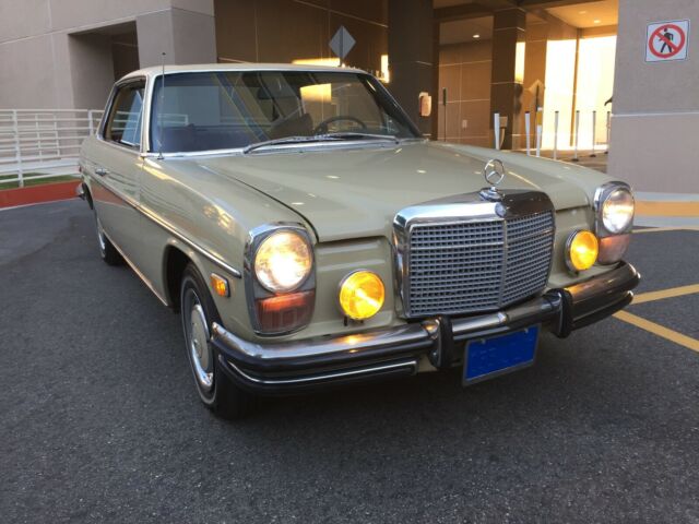 Mercedes-Benz 200-Series 1972 image number 16