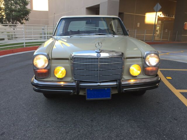 Mercedes-Benz 200-Series 1972 image number 17