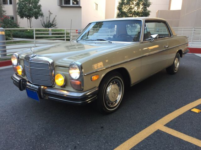 Mercedes-Benz 200-Series 1972 image number 18