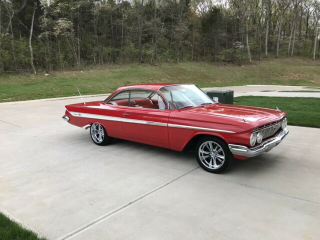 Chevrolet Impala 1961 image number 1