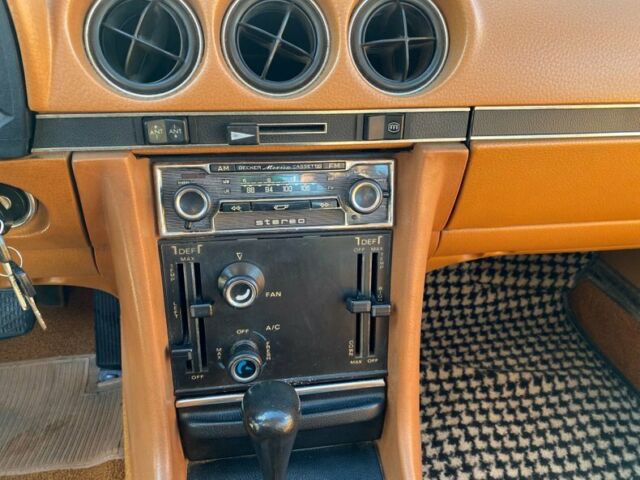 Mercedes-Benz SL-Class 1976 image number 41