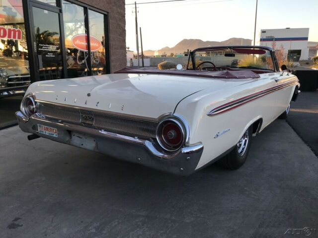 Ford Galaxie 1962 image number 18