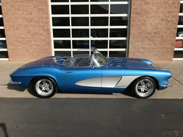 Chevrolet Corvette 1961 image number 15