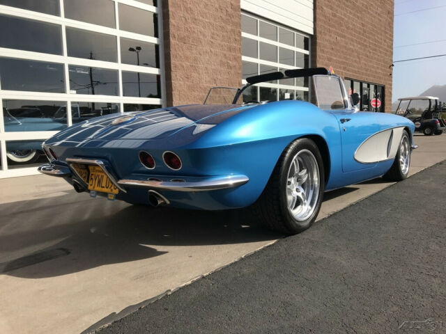 Chevrolet Corvette 1961 image number 16