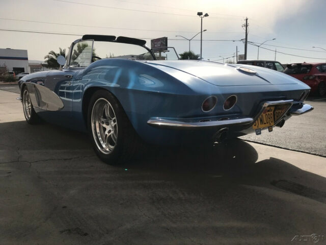 Chevrolet Corvette 1961 image number 21