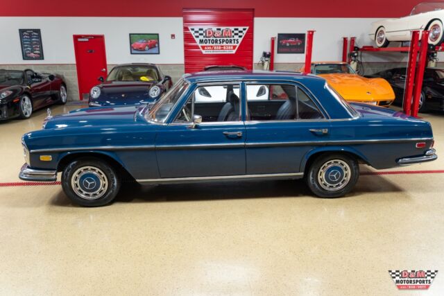 Mercedes-Benz 200-Series 1969 image number 1