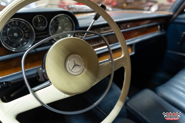 Mercedes-Benz 200-Series 1969 image number 20