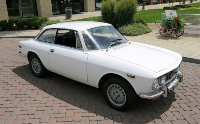 Alfa Romeo GTV 1974 image number 1